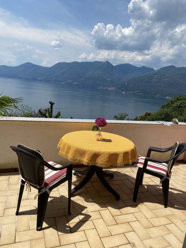 Wunderschöner ca. 20 m² großer Sonnenbalkon mit Markise und gigantischer Sicht auf den Lago Maggiore bis Stresa