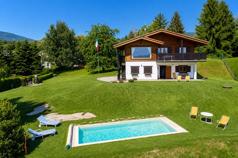 2.000 m² großer Gartenkomfort mit Pool und Panorama pur