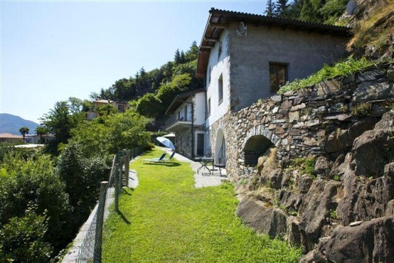 Ca. 300 m² großer Garten mit fantastischer Sicht auf den Lago Maggiore