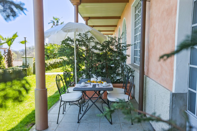 Private Terrasse und Gärtchen mit jeweils etwas See- und Bergsicht