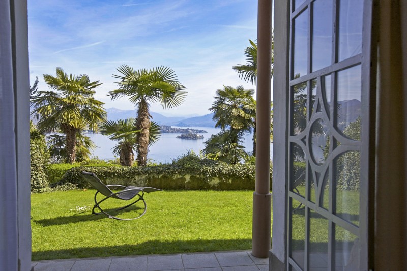 Private Terrasse und Gärtchen mit jeweils etwas See- und Bergsicht