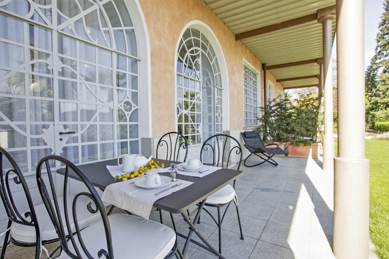 Ca. 22 m² große, private Terrasse mit herrlicher See-, Insel und Bergsicht