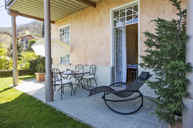 Ca. 16 m² große Terrasse mit traumhafter Sicht auf den See und die Borromäischen Inseln