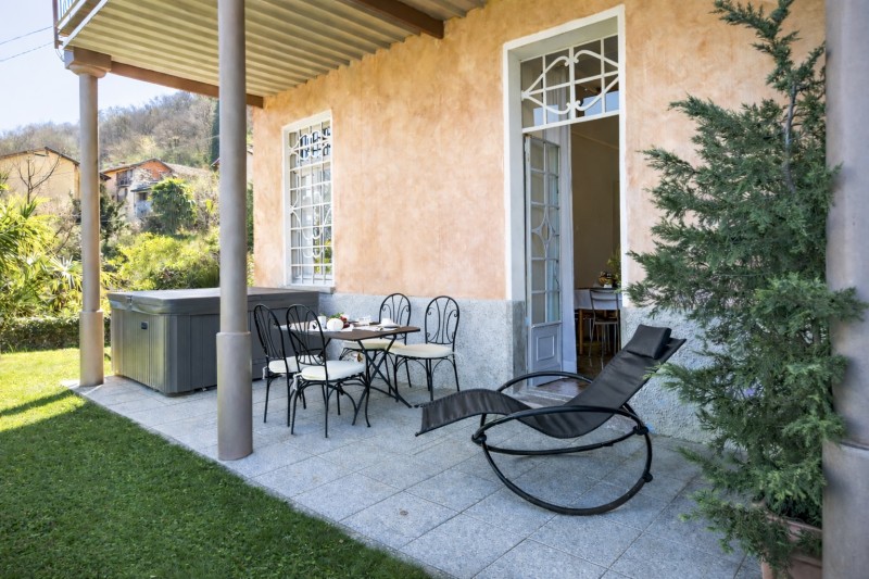 Ca. 16 m² große Terrasse mit traumhafter Sicht auf den See und die Borromäischen Inseln
