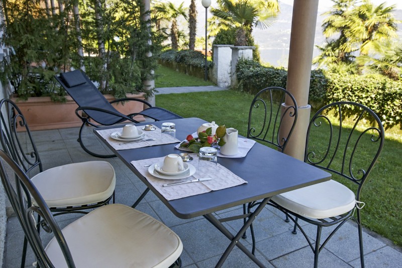 Ca. 16 m² große Terrasse mit traumhafter Sicht auf den See und die Borromäischen Inseln