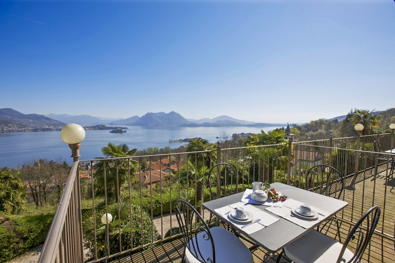 Balkon mit atemberaubender Sicht auf den See, die Borromäischen Inseln und die umliegenden Berge