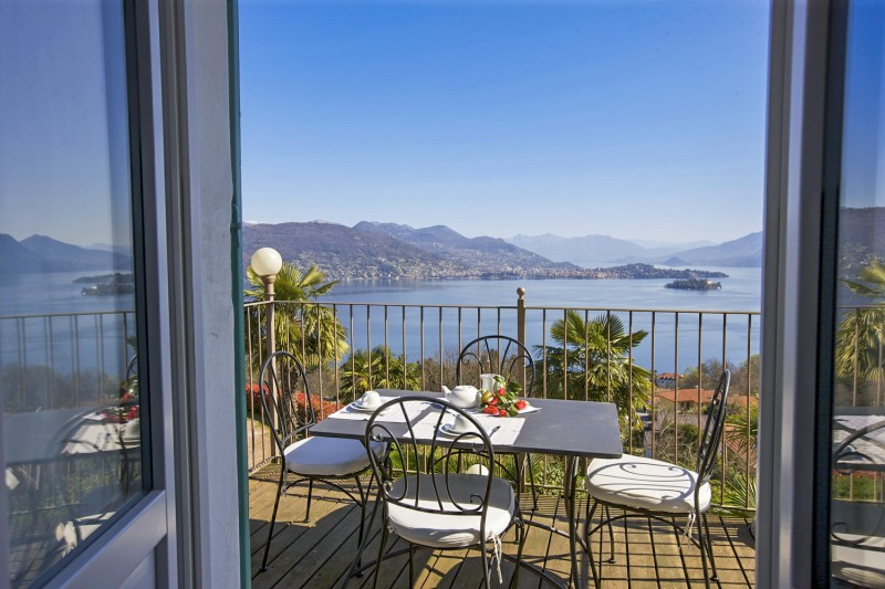 Balkon mit atemberaubender Sicht auf den See, die Borromäischen Inseln und die umliegenden Berge