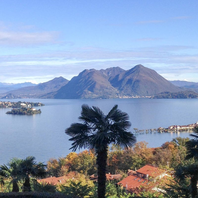 Sicht auf den See, die Borromäischen Inseln und die umliegenden Berge