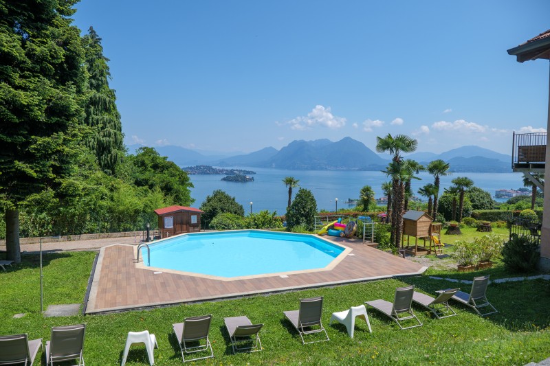 Ca. 1.000 m² großer Gemeinschaftsgarten mit schönem Pool