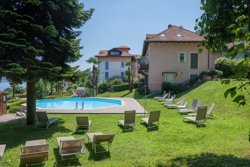 Ca. 1.000 m² großer Gemeinschaftsgarten mit schönem Pool