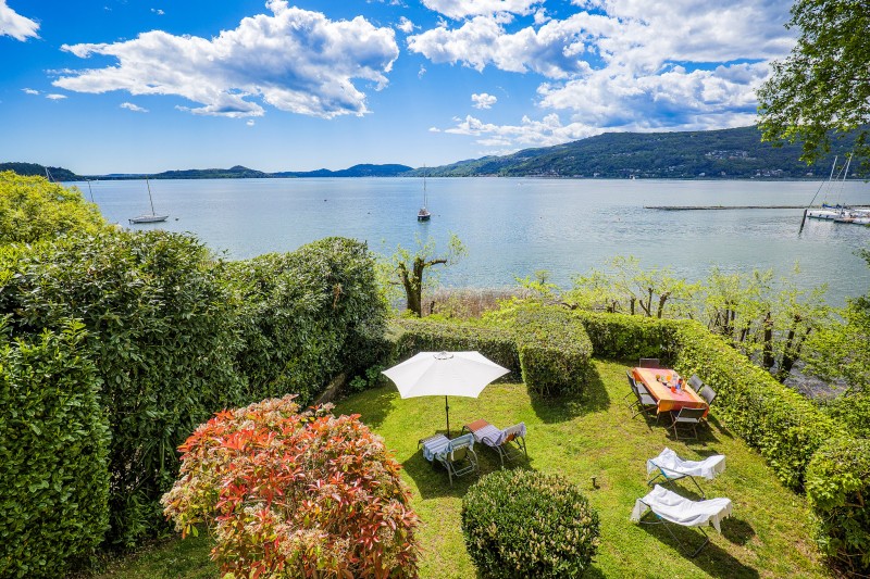Ca. 120 m² großer Privatgarten mit Barbecue sowie Zugang zum See und wunderschöner Sicht auf den See und das gegenüberliegende Ufer