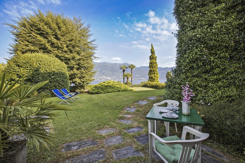 ... gigantischer Sicht auf den See und die gegenüberliegenden Berge