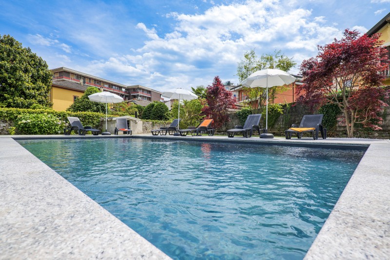 Ca. 5 m x 10 m großer Pool