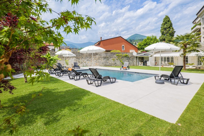 Ca. 5 m x 10 m großer Pool