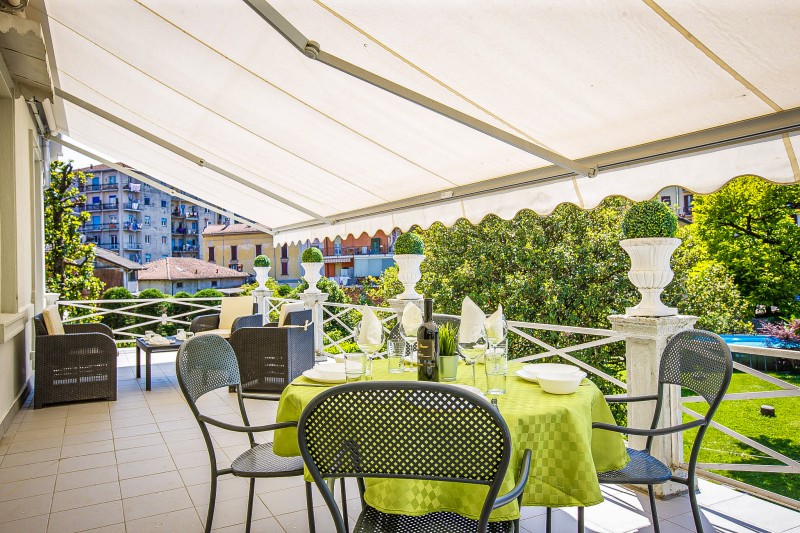 Ca. 40 m² großer Balkon mit Markise und Blick in den Garten