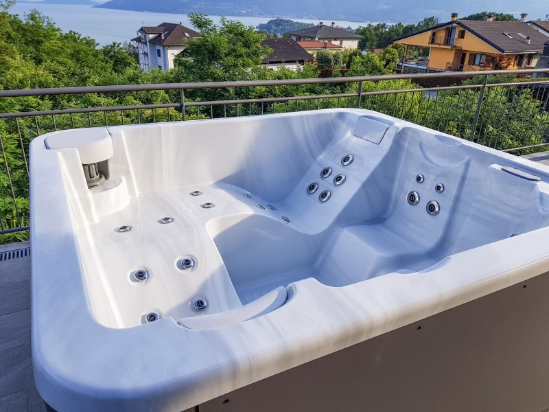 Ca. 100 m² große Sonnenterrasse mit Whirlpool und atemberaubender Sicht auf den See