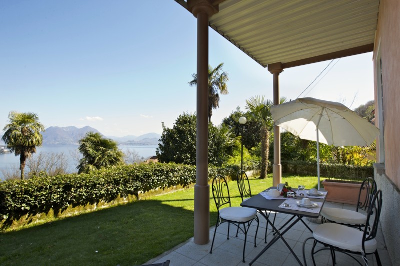 Ca. 25 m² großer Garten mit traumhafter Sicht auf den See und die Borromäischen Inseln