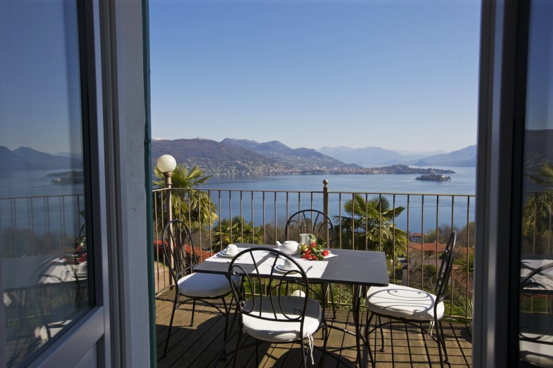 Balkon mit atemberaubender Sicht auf den See, die Borromäischen Inseln und die umliegenden Berge