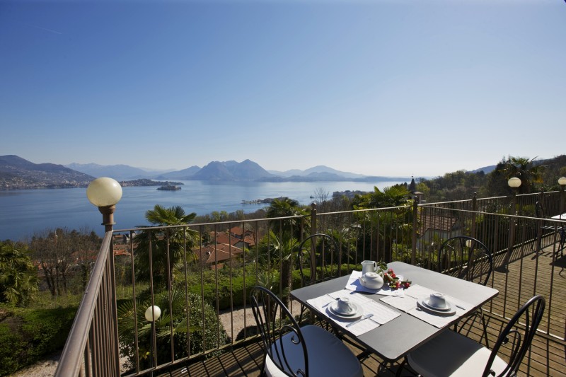 Balkon mit atemberaubender Sicht auf den See, die Borromäischen Inseln und die umliegenden Berge  