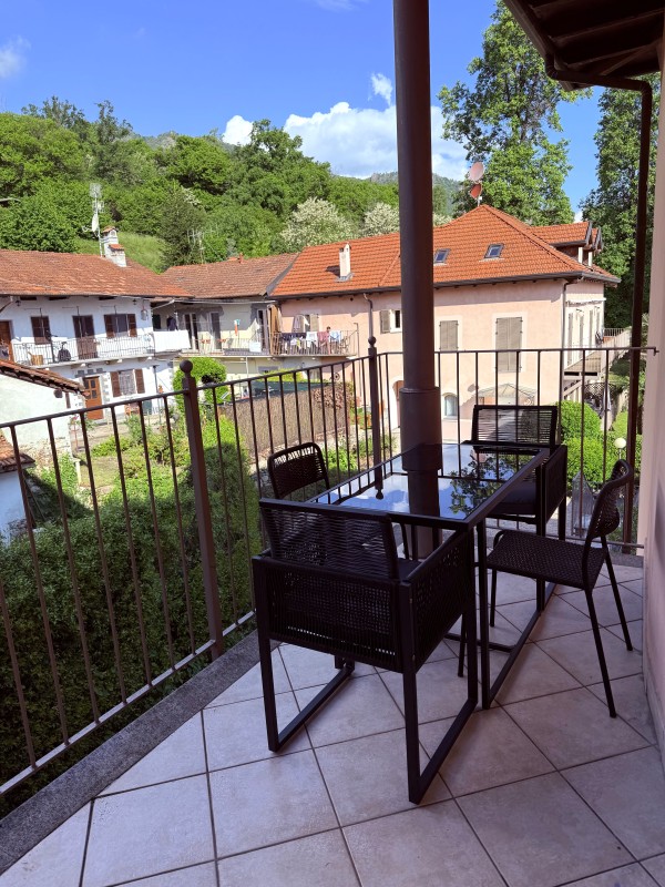 2., ca. 15 m² großer überdachter Sonnenbalkon mit schöner Sicht ins Grüne und auf die umliegenden Berge