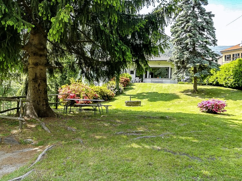 Teilansicht des Hauses mit großem Außenbereich
