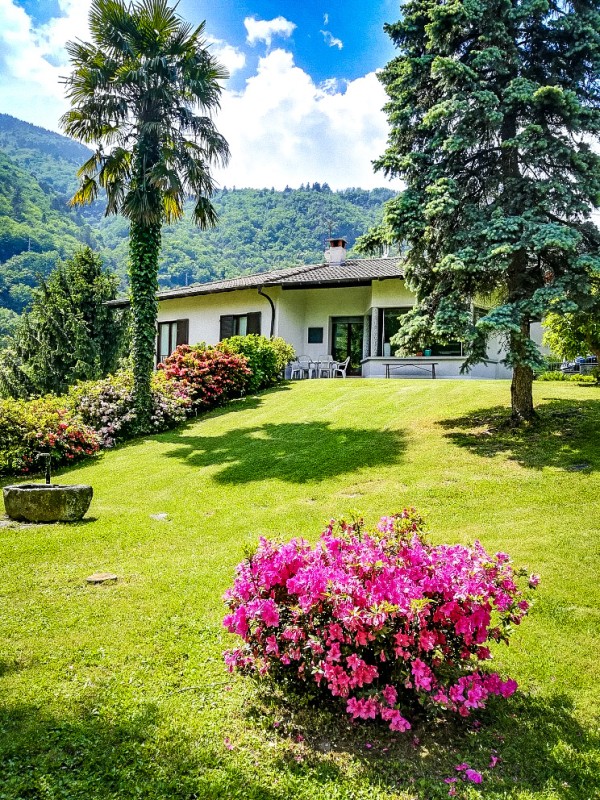 Teilansicht des Hauses mit großem Außenbereich