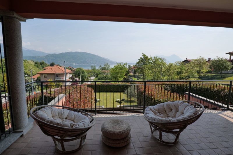 Ca. 12 m² großer überdachter Balkon mit wunderschöner Sicht auf den See und die Borromäischen Inseln 