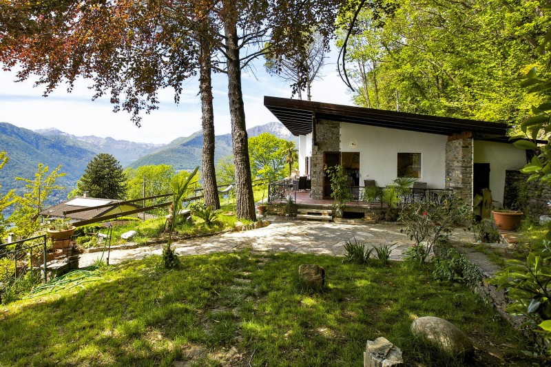 Teilansicht des Hauses mit ca. 30 m² großer teilüberdachter Eckterrasse