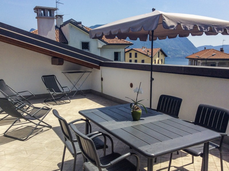 Ca. 32 m² großer, teilüberdachter Balkon mit schöner Seesicht