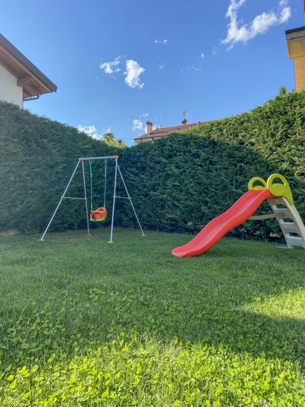 Schaukel und Rutsche im Garten