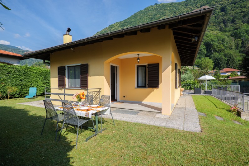 Teilansicht des Hauses mit Garten