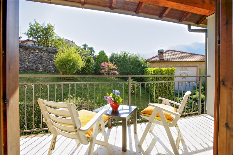 2. Balkon mit Sicht auf das sonnige Dorf