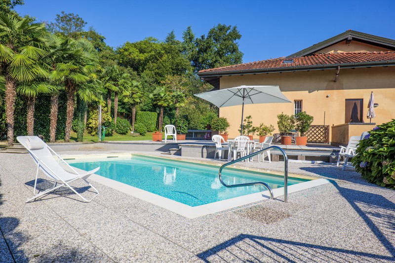 Ca. 8 m x 4 m großer Pool