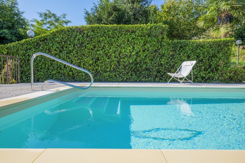 Ca. 8 m x 4 m großer Pool