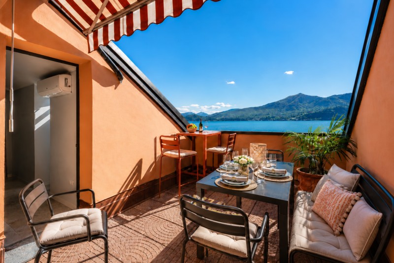Ca. 15 m² große, uneinsehbare Dachterrasse mit gigantischer Sicht auf den See und die umliegenden Berge
