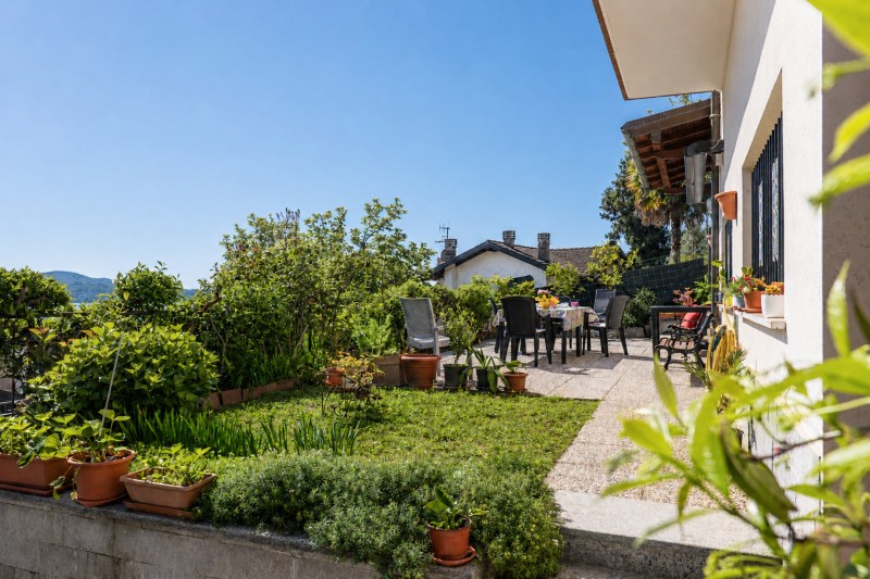 Ca. 40 m² große Terrasse mit Markise und angrenzendem Garten