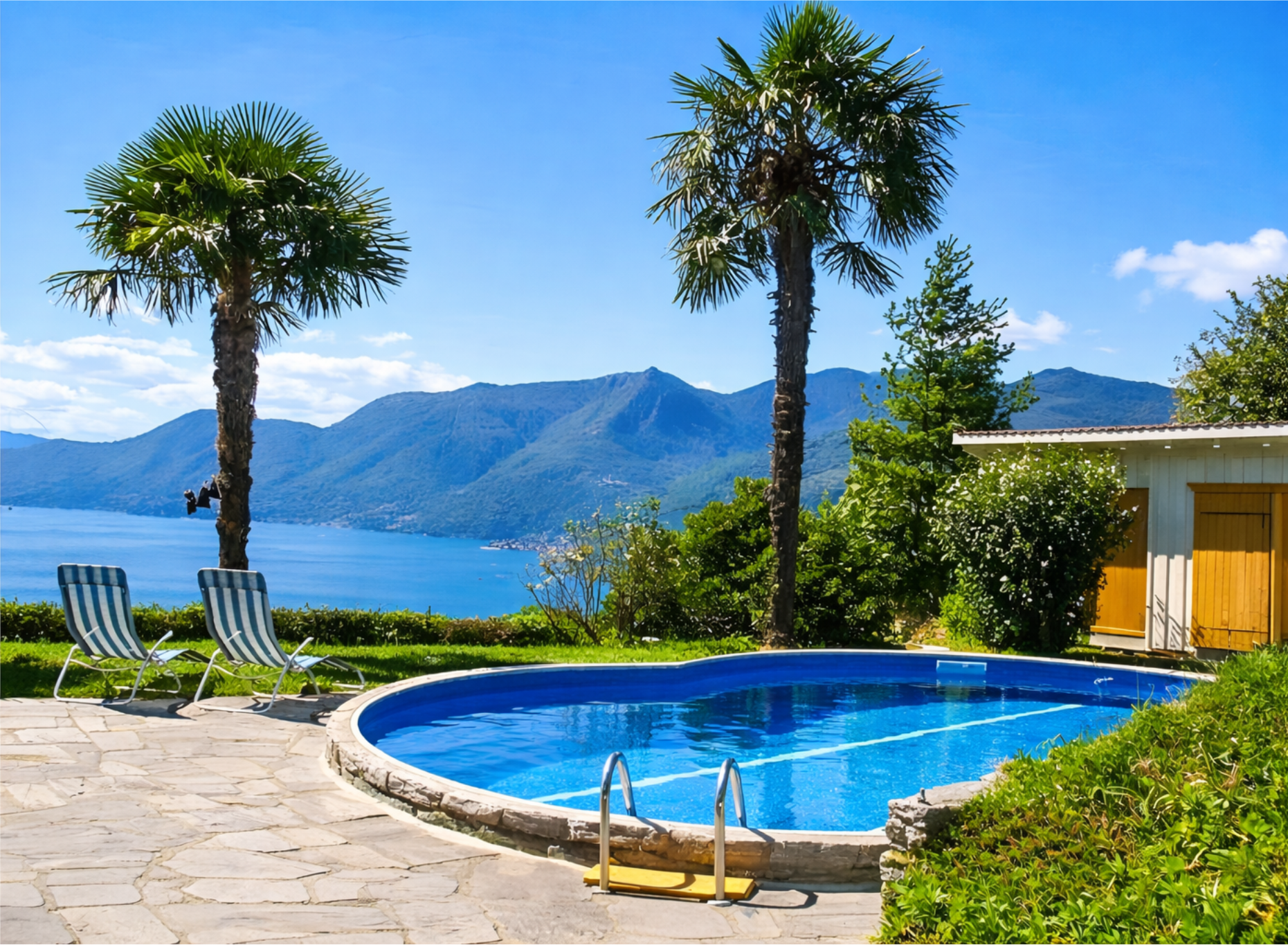 Eigener Pool mit Traumseesicht