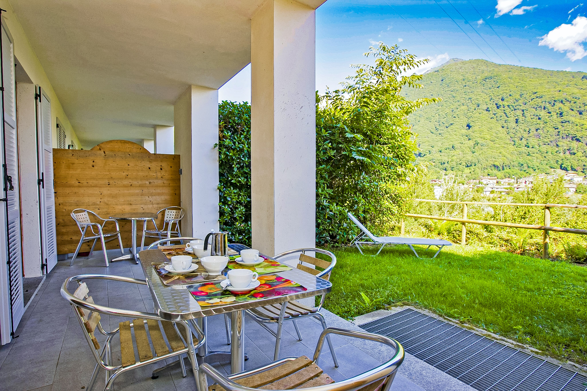 Ca. 15 m² große überdachte Terrasse mit Panoramasicht