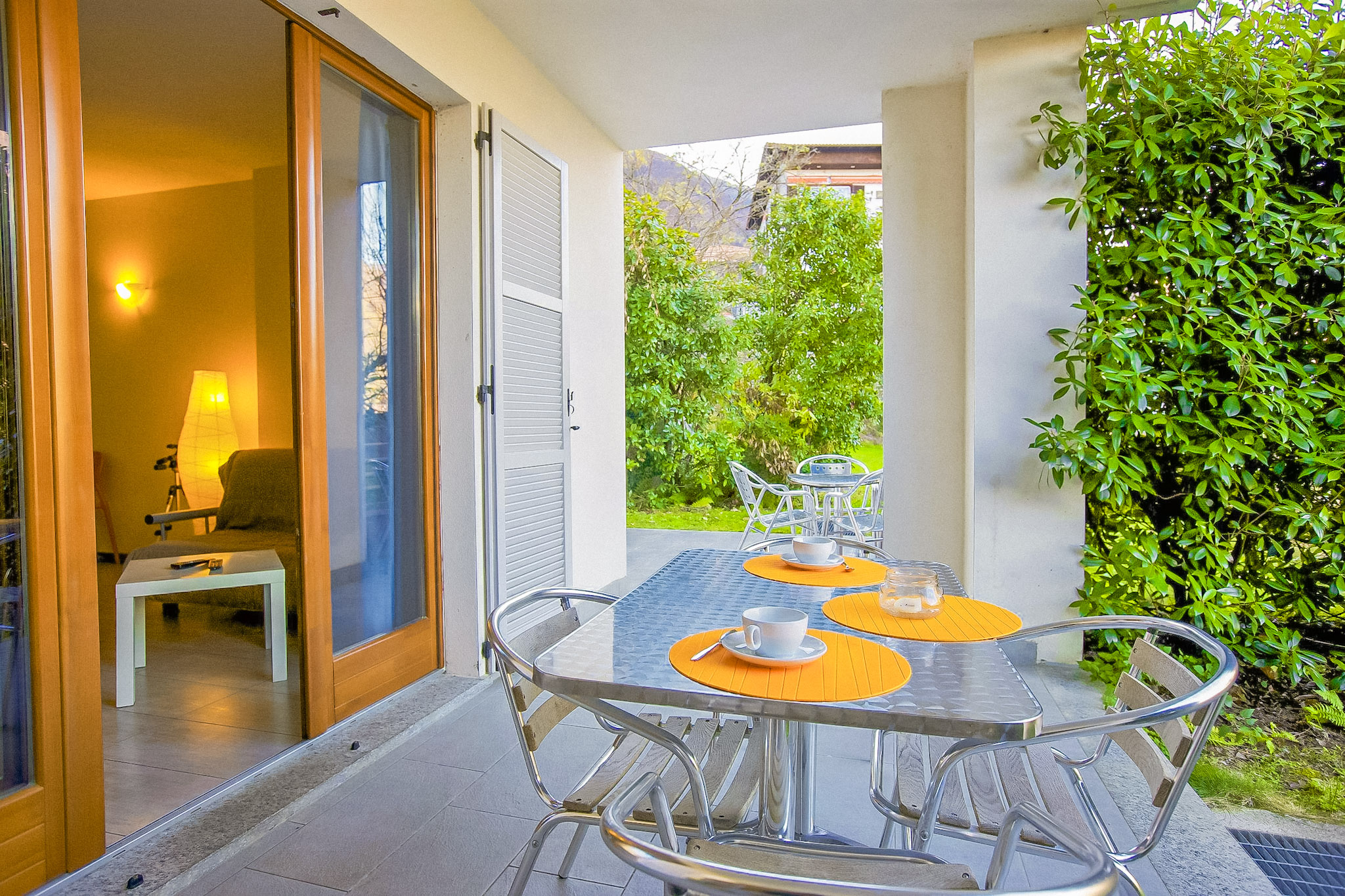 Ca. 12 m² große Terrasse mit wunderschöner Sicht auf den See