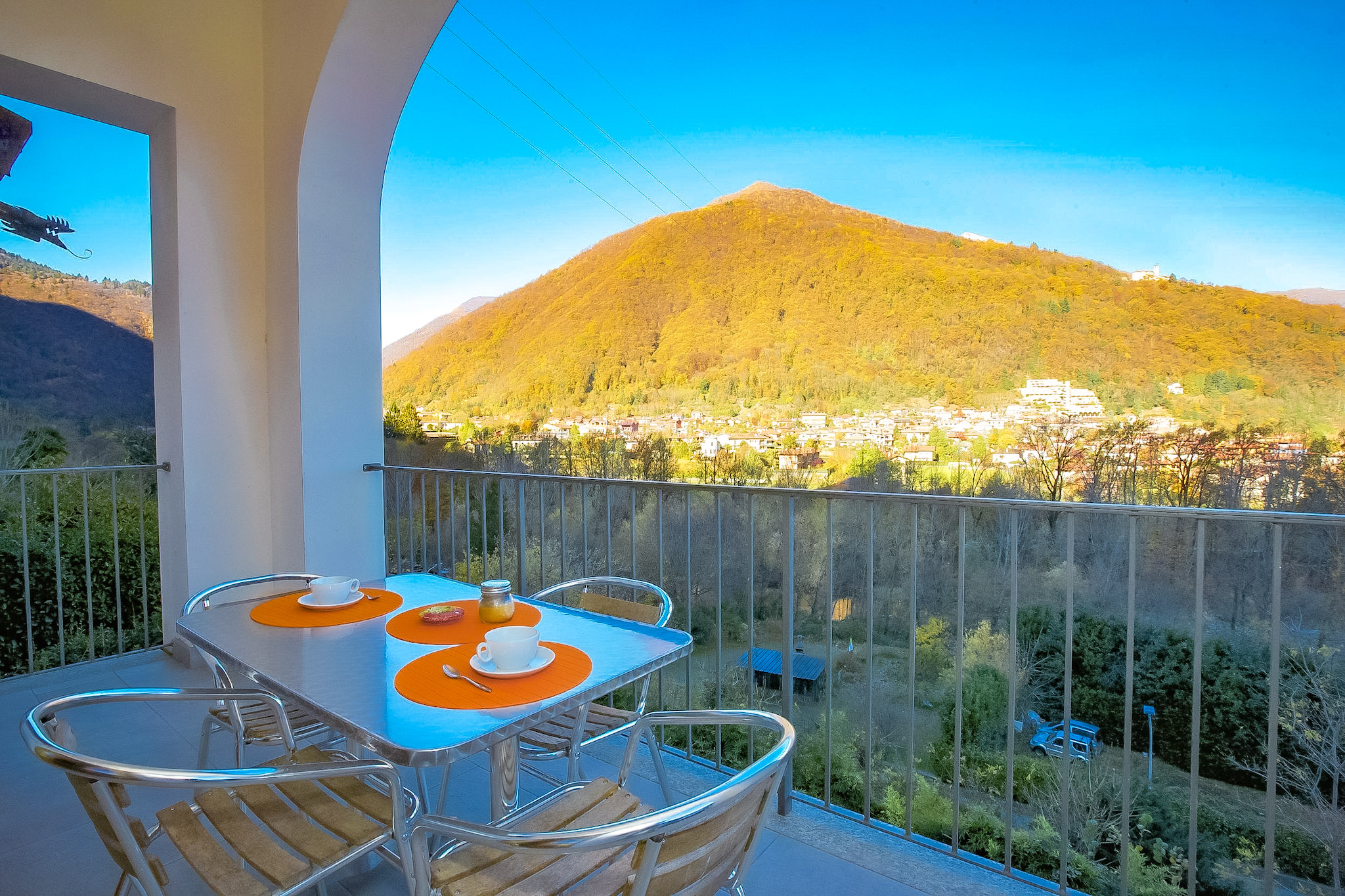 Ca. 12 m² großer Balkon mit wunderschöner Sicht auf Cannobio und den See