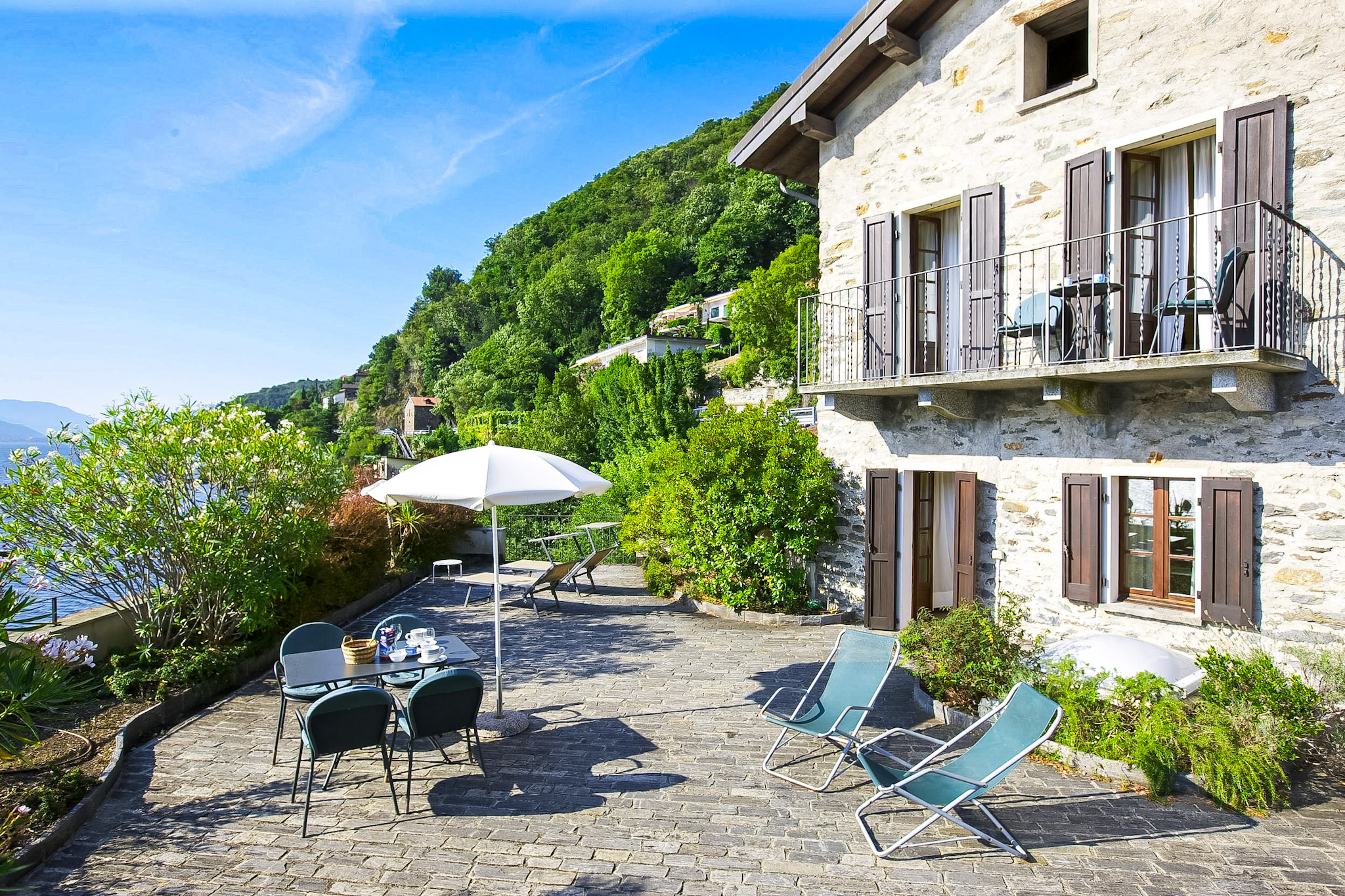 Ca. 120 m² große Terrasse mit Traumseesicht