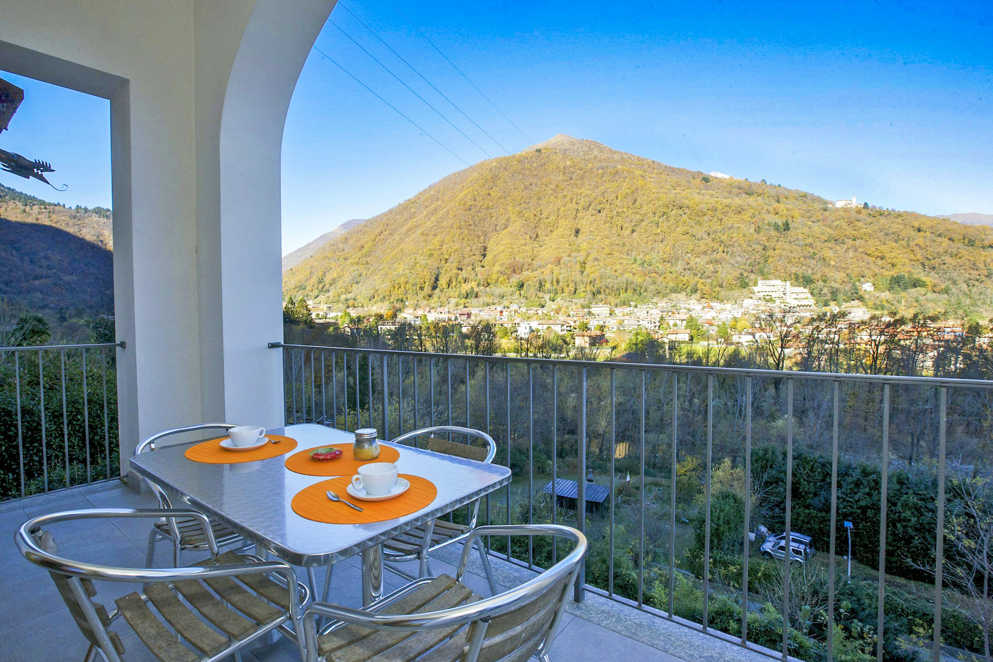 Ca. 12 m² großer Balkon mit wunderschöner Sicht auf Cannobio und den See