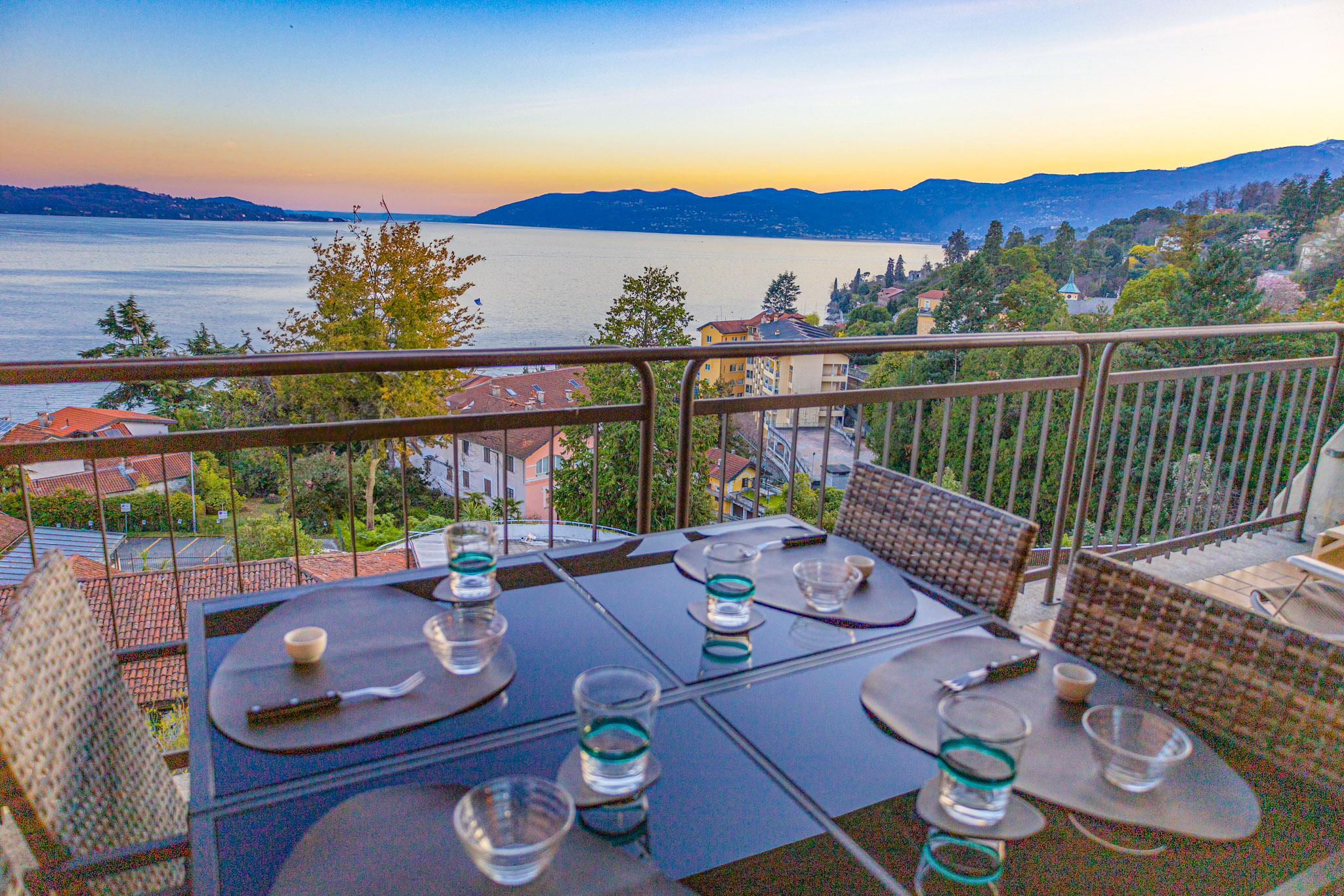 Ca. 12 m² großer überdachter Balkon mit gigantischer Sicht auf den See