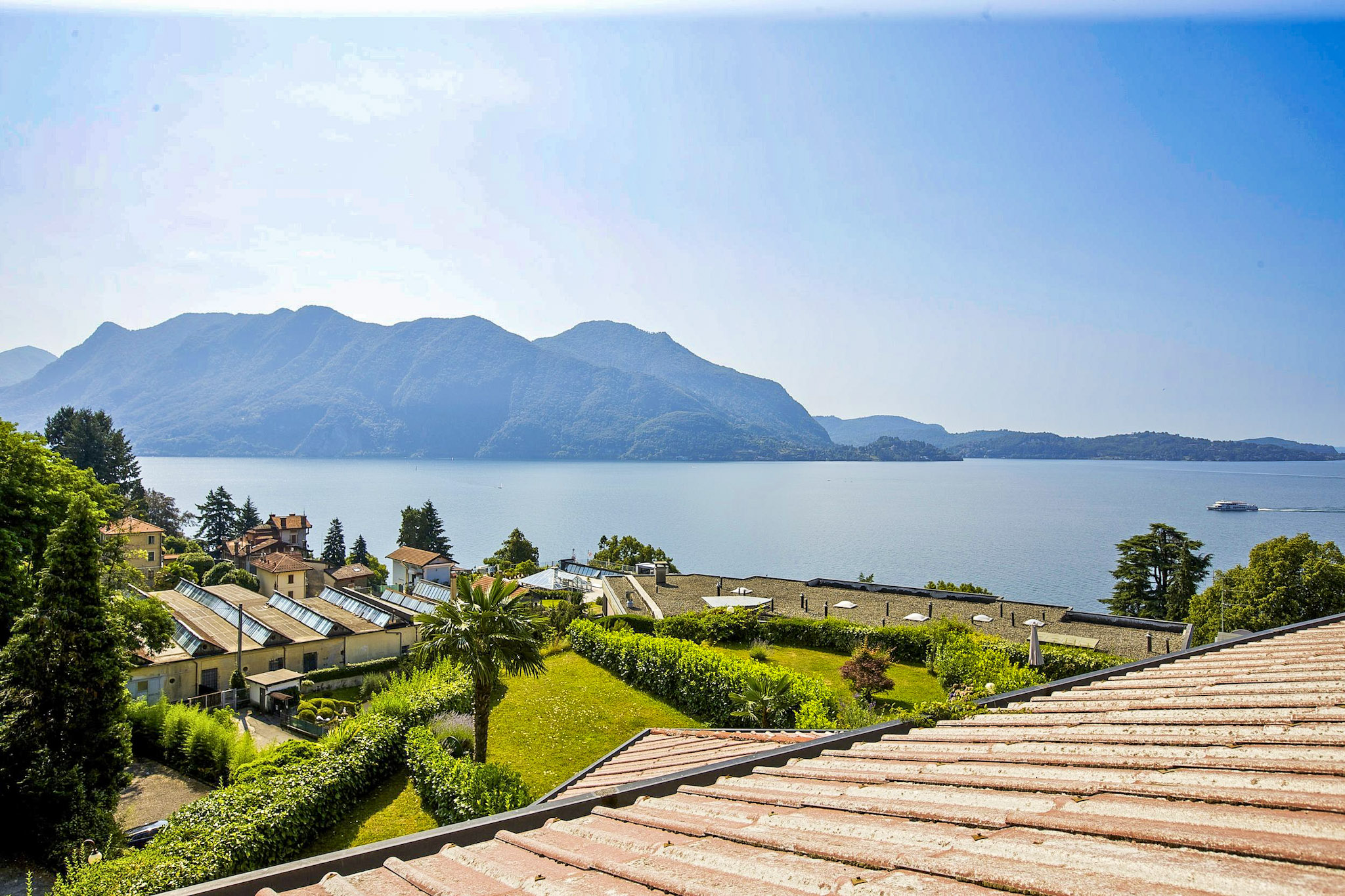 Ca. 12 m² großer Balkon mit herrlicher See- und Bergsicht