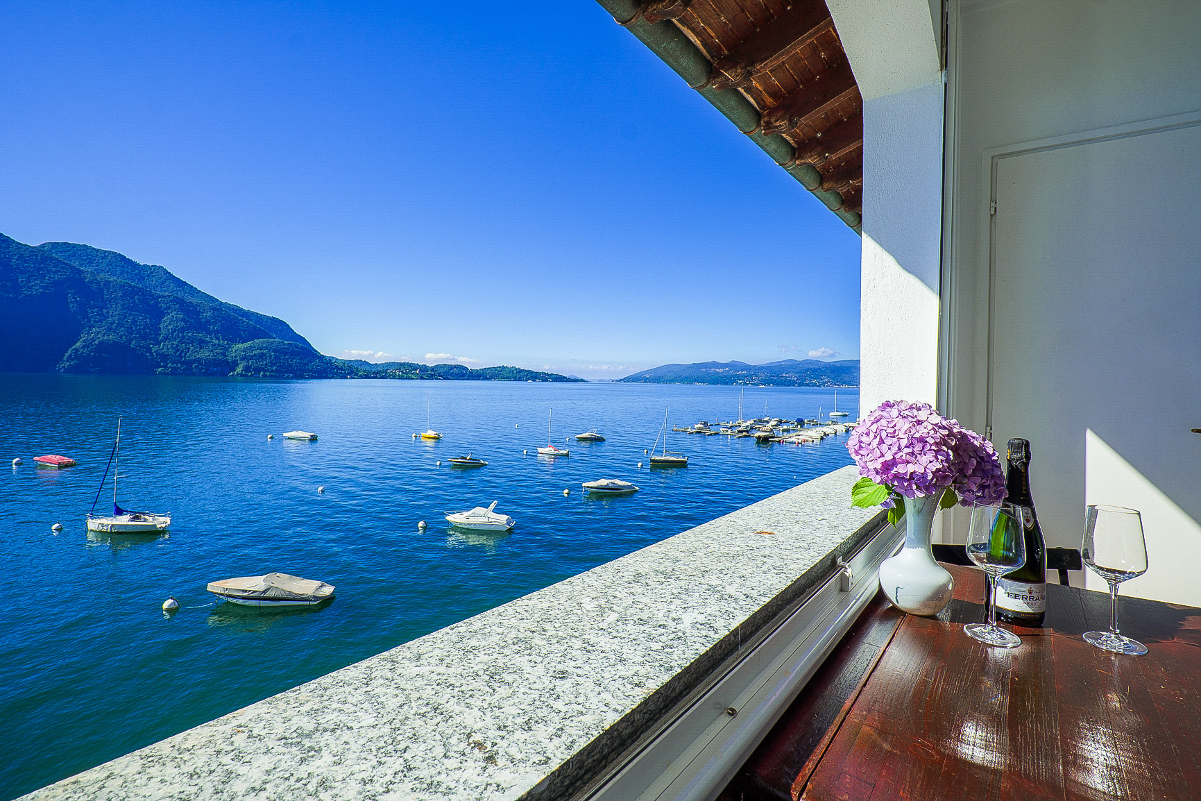 Ca. 4 m² großer überdachter Balkon mit fantastischer Sicht auf den See und die gegenüber liegenden Berge