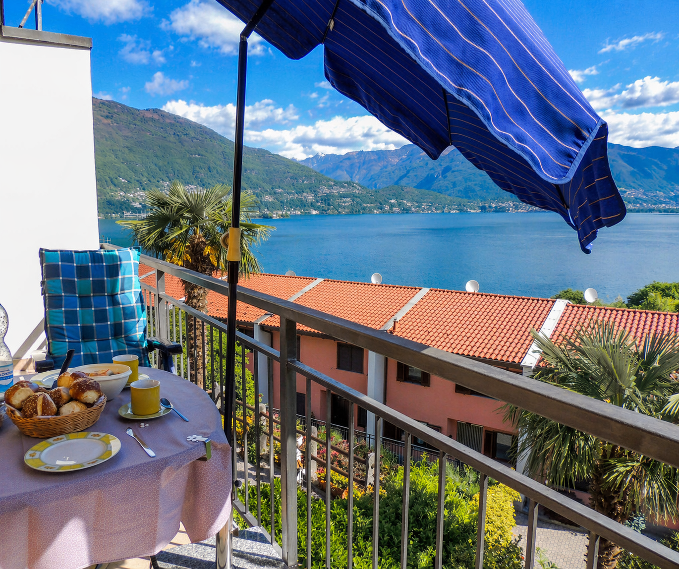 Ca. 15 m² großer teilüberdachter Balkon mit atemberaubender Sicht auf den See-, die Inseln von Brissago und die Alpen
