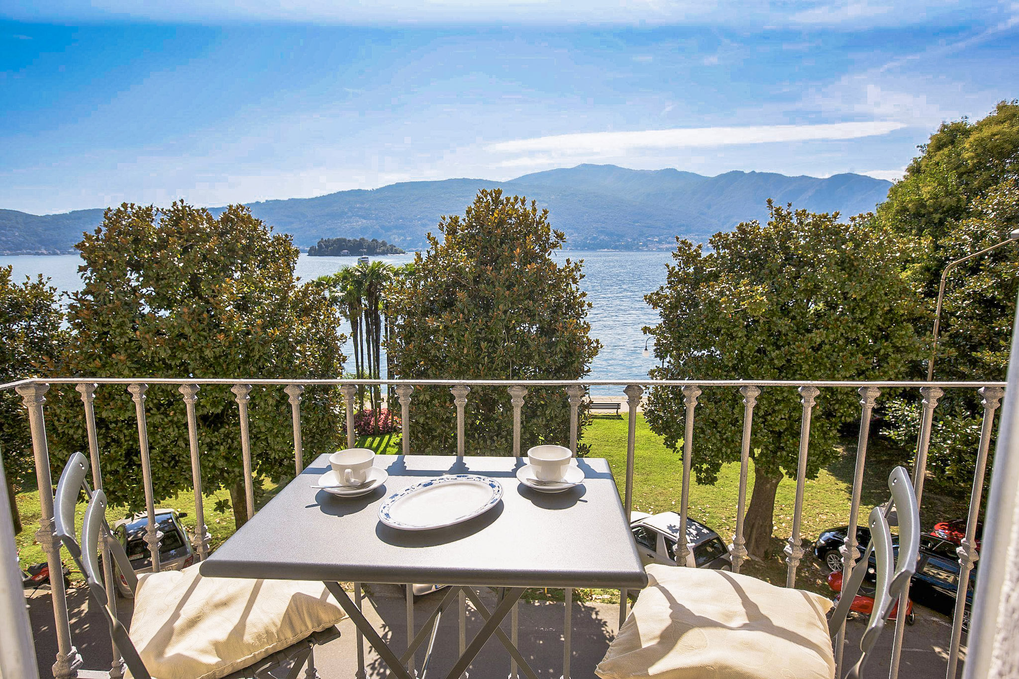 Kleiner Balkon mit traumhafter See-, Insel- und Alpensicht