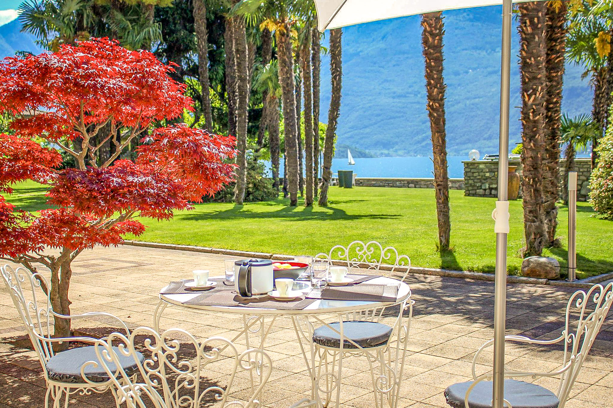 Ca. 25 m² große Terrasse mit schöner Sicht auf den See und die Berge