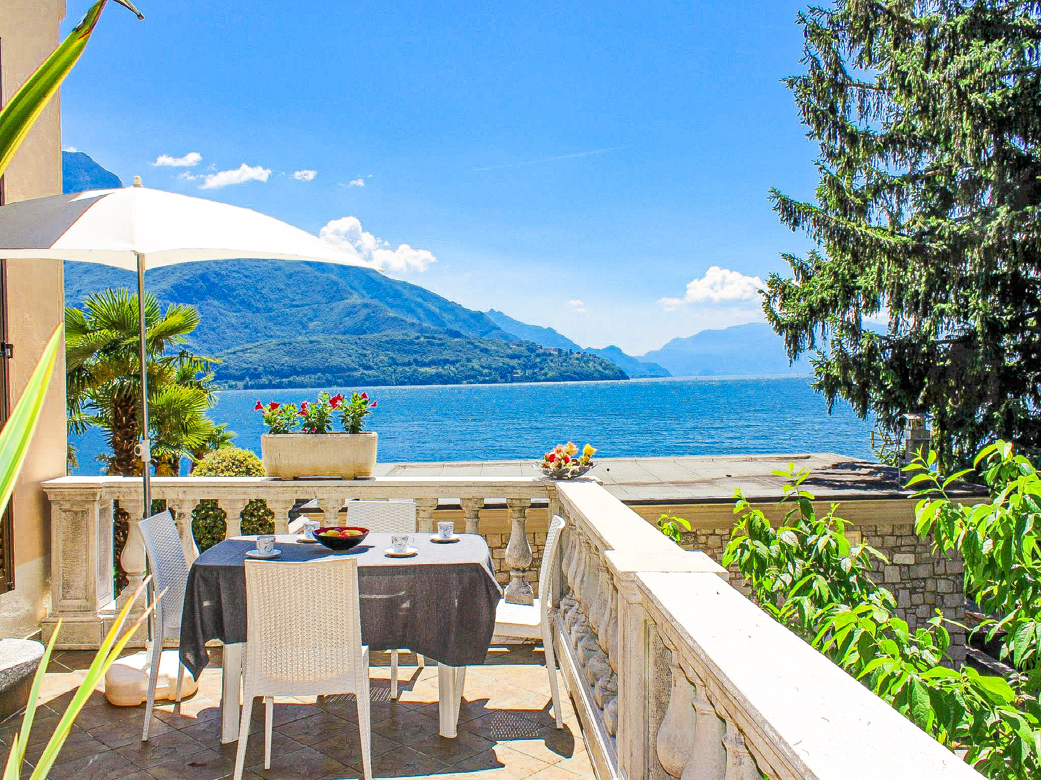 Ca. 25 m² große Terrasse mit schöner Sicht auf den See und die Berge