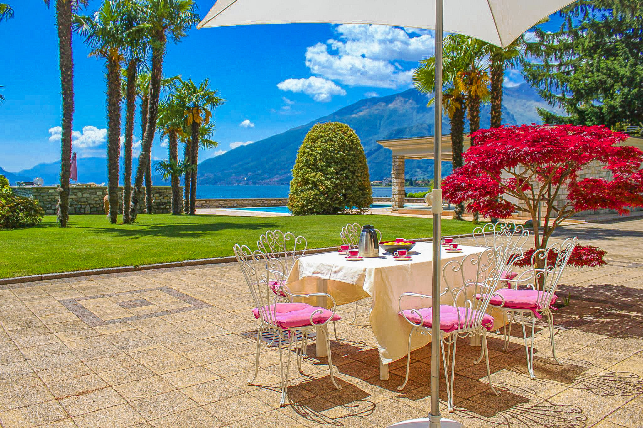 Ca. 30 m² große Terrasse mit schöner Sicht auf den See und die Berge